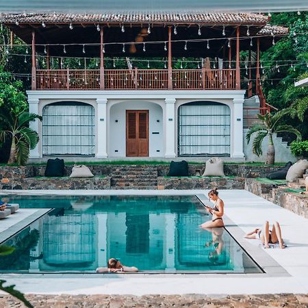 The Salty Pelican Yoga & Surf Retreat Zuid-Dikwella Buitenkant foto