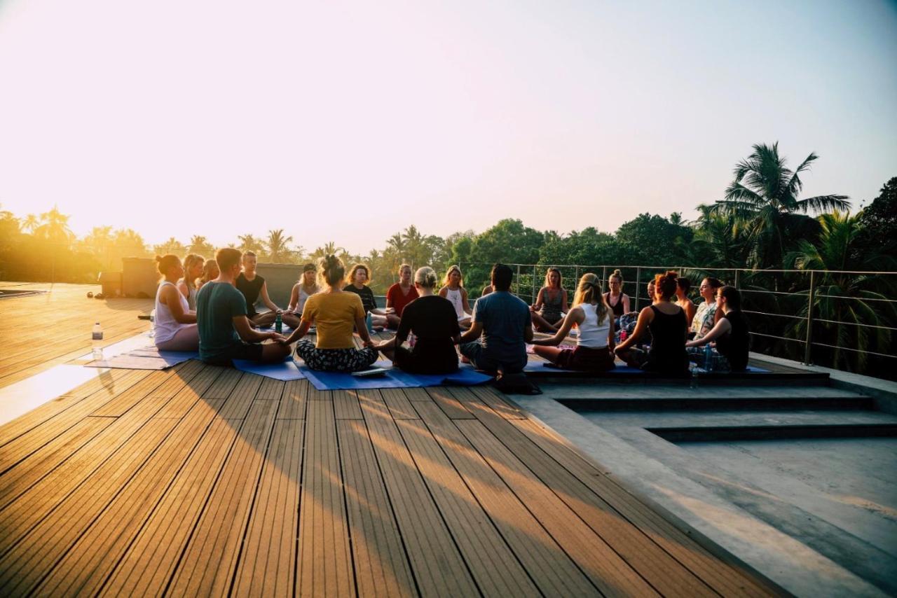 The Salty Pelican Yoga & Surf Retreat Zuid-Dikwella Buitenkant foto