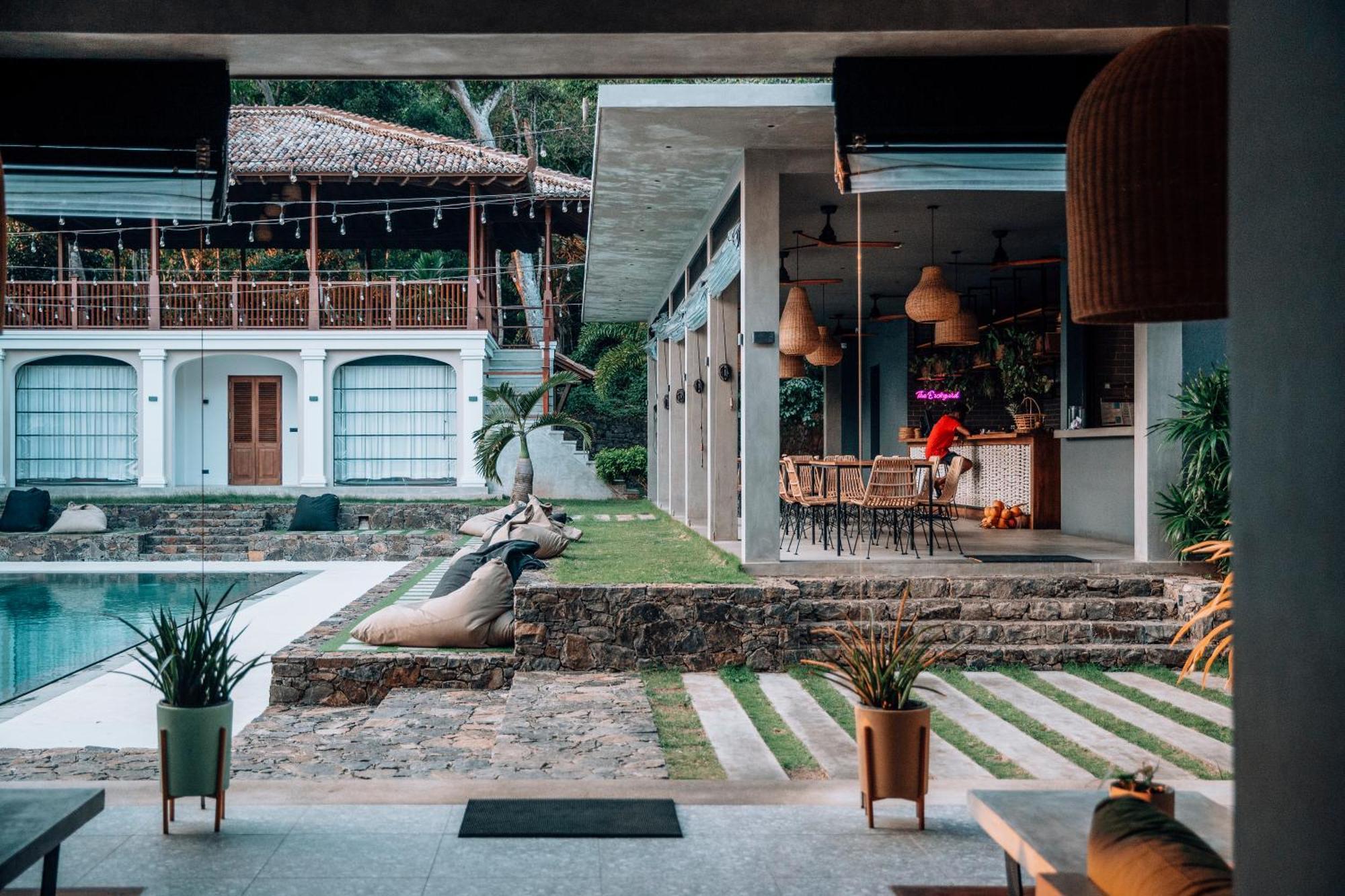 The Salty Pelican Yoga & Surf Retreat Zuid-Dikwella Buitenkant foto