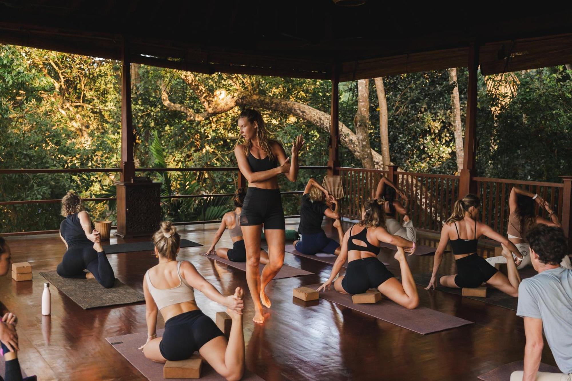 The Salty Pelican Yoga & Surf Retreat Zuid-Dikwella Buitenkant foto